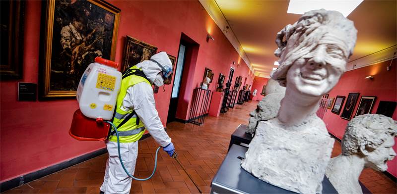 עבודות חיטוי במוזיאון בנאפולי באיטליה בשל נגיף הקורונה / צילום: Alessandro Pone, AP