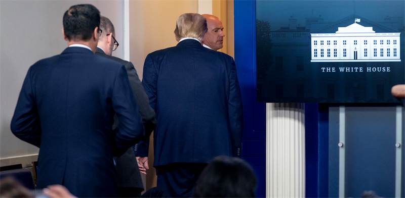 מאבטחיו של טראמפ מוציאים אותו מחדר התדריכים באמצע מסיבת העיתונאים לאחר ירי מחוץ לבית הלבן / צילום: AP Photo, AP