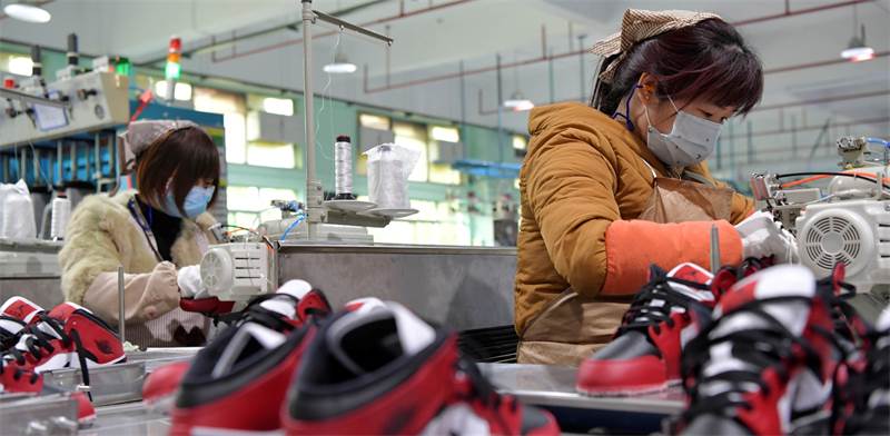 עובדות מפעל נייקי בסין בצל איום הקורונה / צילום: Peng Zhaozhi/Xinhua, AP