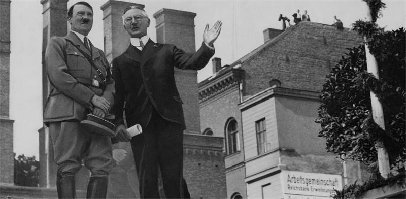 אדולף היטלר והיילמאר שאכט, שר הכלכלה בגרמניה בתקופת שלטון המפלגה הנאצית, 1934 / צילום: AP Photo, AP