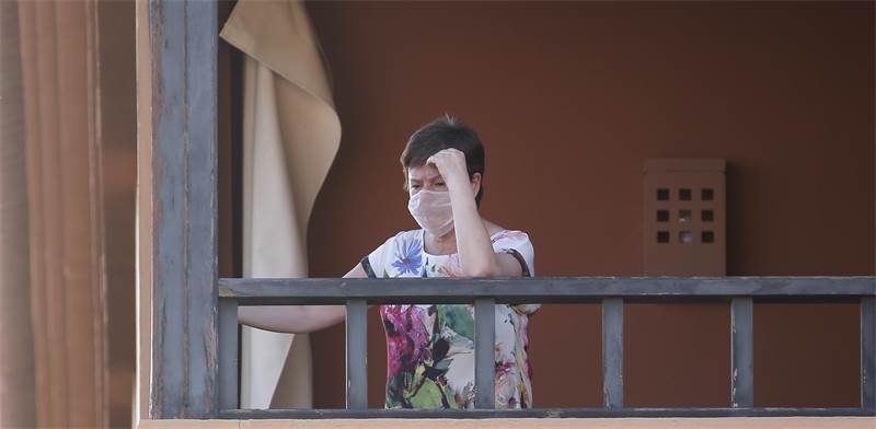 אישה בבידוד בבית מלון בטנריף / צילום: Joan Mateu, AP