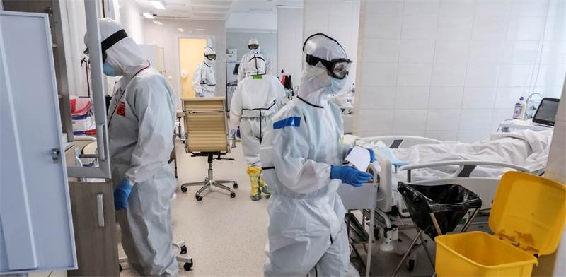 רופאים במחלקת קורונה בבית חולים ברוסיה / צילום: Sophia Sandurskaya, AP