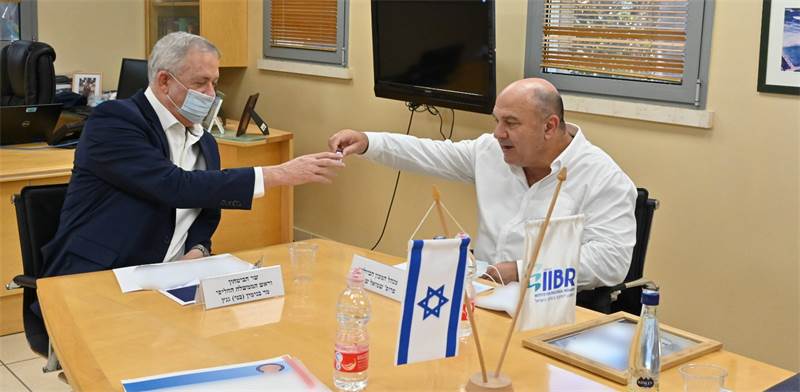 Benny Gantz and Shmuel Shapira / Photo: Ariel Hermoni, Ministry of Defense, PR