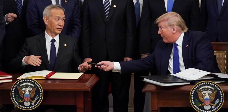 נשיא ארה"ב דונלד טראמפ וסגן נשיא סין ליו הי חותמים על הסכם סחר / צילום: רויטרס, Kevin Lamarque