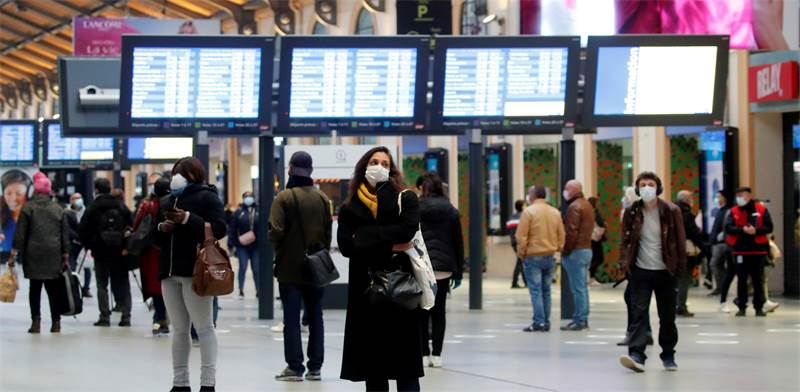 נוסעים בתחנת רכבת בפריז. הנוסעים מחויבים לעטות מסכות בשימוש בתחבורה ציבורית / צילום: Charles Platiau, רויטרס