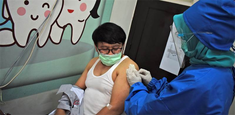 ניסוי בחיסון לקורונה באינדונזיה. גם ביום שבו יימצא החיסון, הצמיחה בתחום הציוד הרפואי לא תיעלם 
צילום: AP / Kusumadirezza