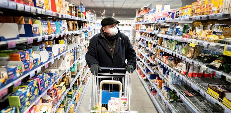 אדם עם מסכה בסופרמרקט בגרמניה / צילום: Kay Nietfeld/dpa via AP, AP