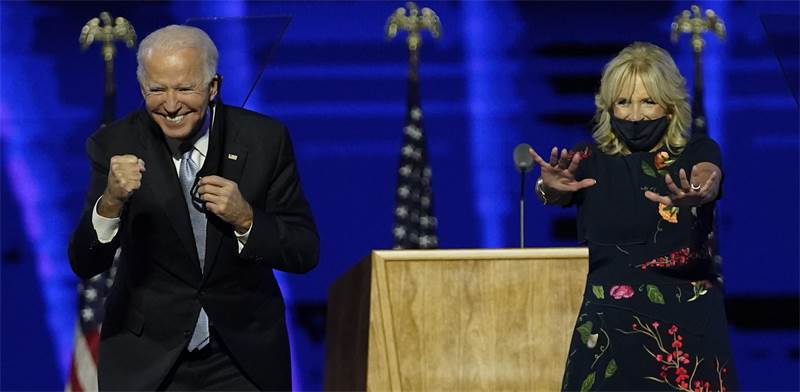 ג'ו ביידן ואשתו ג'יל בנאום הניצחון לאחר שנבחר לנשיא ארה"ב / צילום: AP