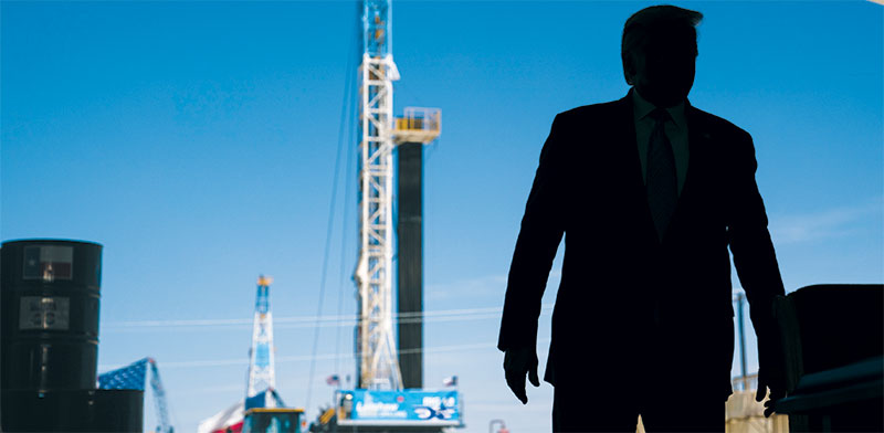 טראמפ בביקור במתקן הפקת נפט בטקסס. נחשב ל”חבר” של תעשיית הנפט בניגוד לביידן שרוצה לעבור לאנרגיות חלופיות / צילום: Evan Vucci, Associated Press