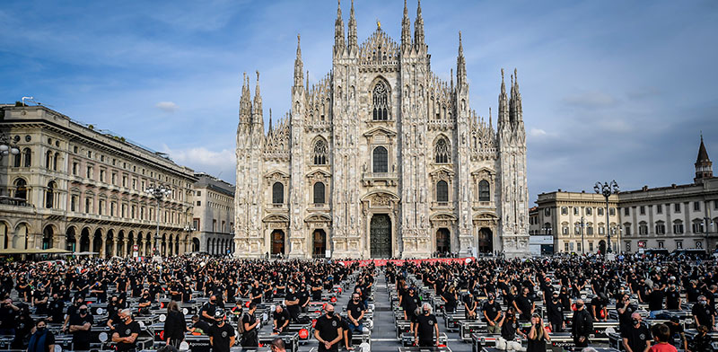 מחאת אלפי עובדים בתחום הבידור נגד הגבלות הממשלה. מילאנו, איטליה / צילום: Claudio Furlan/Lapresse, Associated Press