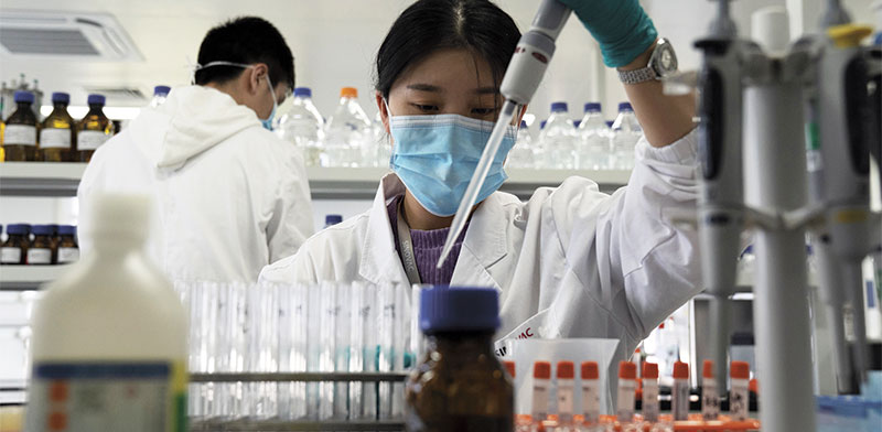 מעבדת סינווק. החיסון הרוסי ושלושה חיסונים סיניים אושרו לשימוש חירום על בסיס שלב I בלבד / צילום: Ng Han Guan, Associated Press