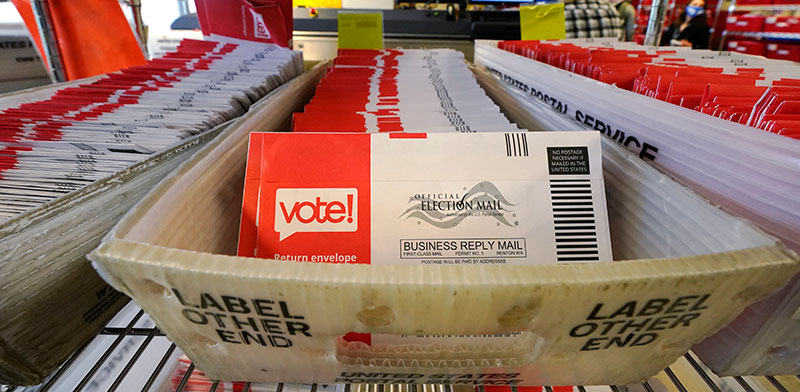 טפסי ההצבעה במשרדי הדואר של מדינת וושינגטון / צילום: Elaine Thompson, Associated Press