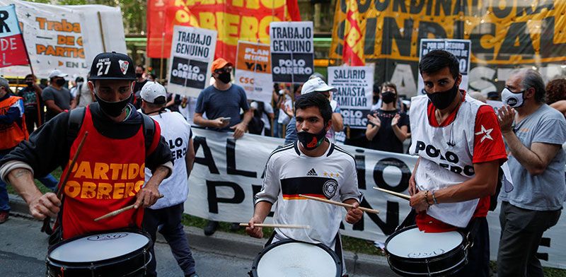 מפגינים בבואנוס איירס. הפגנות ענק בשדרות המרכזיות / צילום: AGUSTIN MARCARIAN, Associated Press