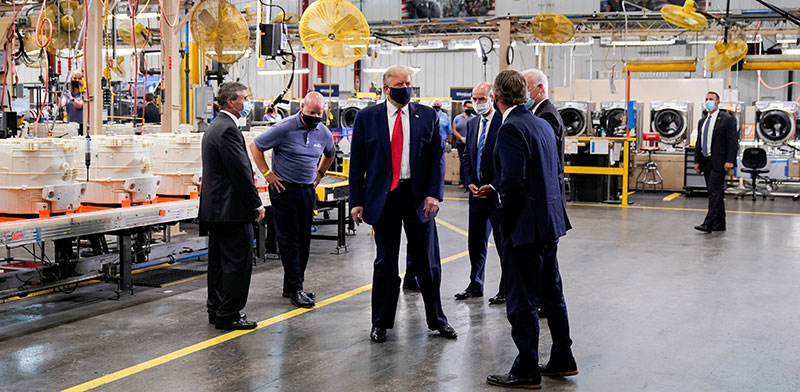 טראמפ במפעל למכונות כביסה באוהיו. מרוץ אחר הקולות של עובדי הייצור / צילום: Joshua Roberts, רויטרס