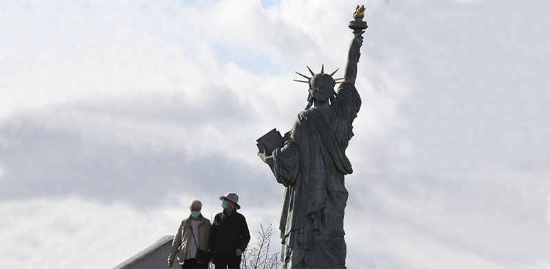 העתק של פסל החירות בצרפת.על הכף מוטל לא פחות מעתיד היחסים הטרנס-אטלנטיים בין היבשת לבין ארה"ב.  / צילום: Michel Euler, Associated Press