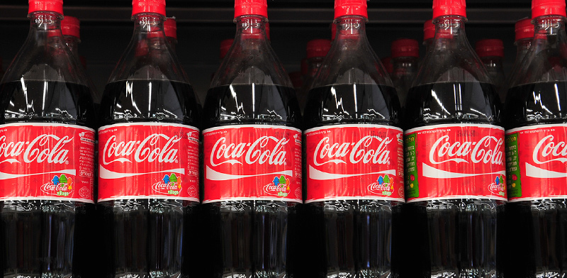מדף בקבוקי פלסטיק של קוקה קולה / צילום: תמר מצפי
