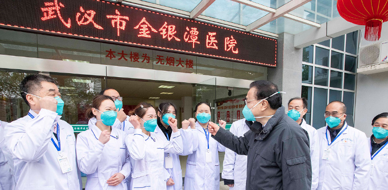 ראש ממשלת סין לי קצ'יאנג בבית חולים בווהאן / צילום: Li Tao, Associated Press