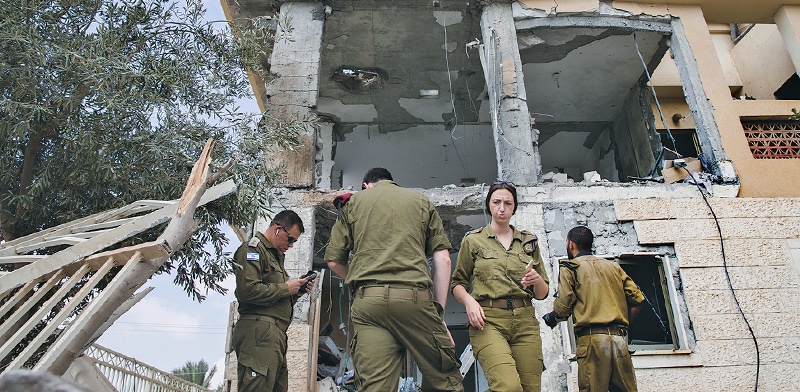 בית בבאר שבע שנפגע מטיל ויושביו שרדו בזכות הממ"ד / צילום: Tsafrir Abayo, Associated Press