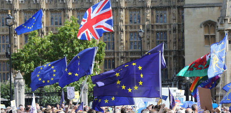 דגלי בריטניה ודגלי האיחוד האירופי מונפים מול הפרלמנט בלונדון / צילום: shutterstock, שאטרסטוק