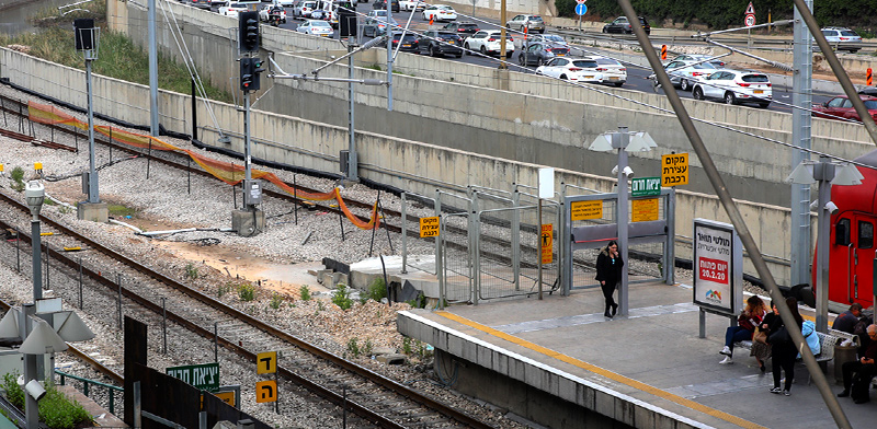 תיקונים במסילה שבין תחנת תל אביב השלום להגנה, רכבת ישראל / צילום: כדיה לוי 