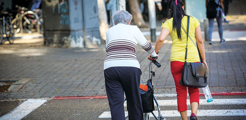 קשישה ישראלית עם מטפלת זרה / צילום: שלומי יוסף