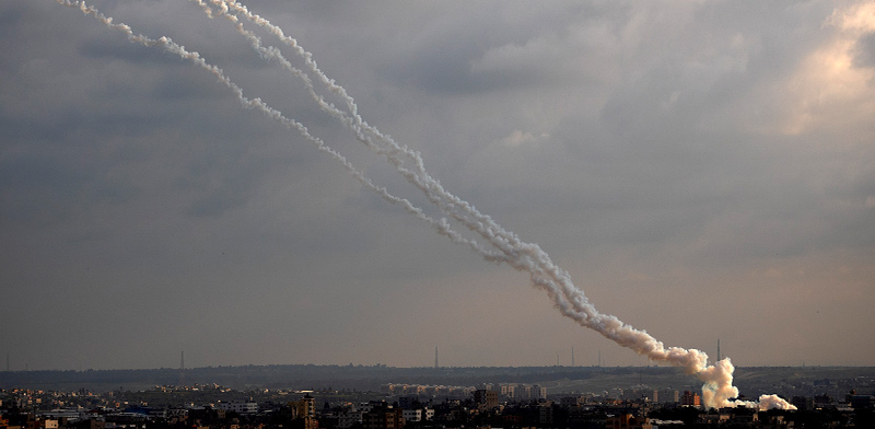 עזה משגרת טילים לעבר ישראל / צילום: Khalil Hamra, Associated Press