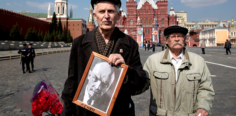 תומכי לנין עם תמונה של לנין בכיכר האדומה, מוסקבה / צילום: Alexander Zemlianichenko, Associated Press