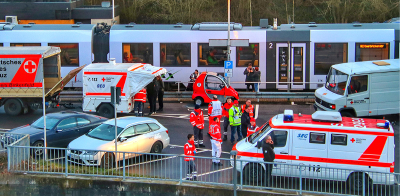 כוחות החירום הגרמניים מקיפים רכבת, אשר לפי החשד נסע בה חולה קורונה / צילום: Sebastian Schmitt, Associated Press