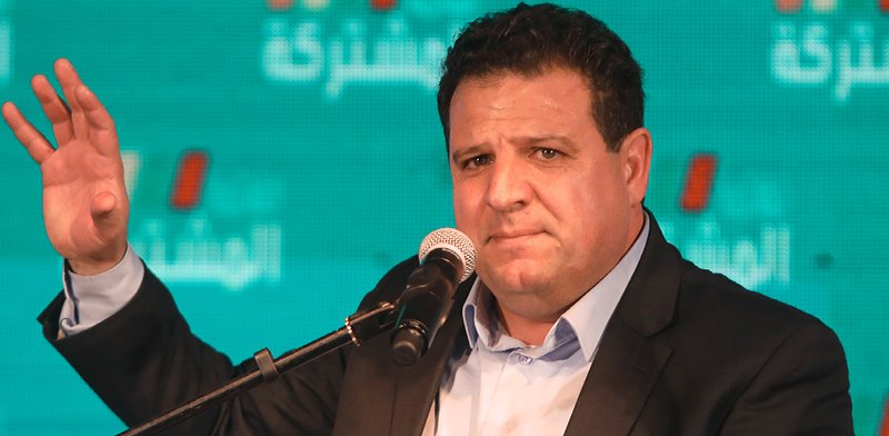 איימן עודה, יו"ר הרשימה המשותפת, במטה המפלגה אמש / צילום: Mahmoud Illean, Associated Press