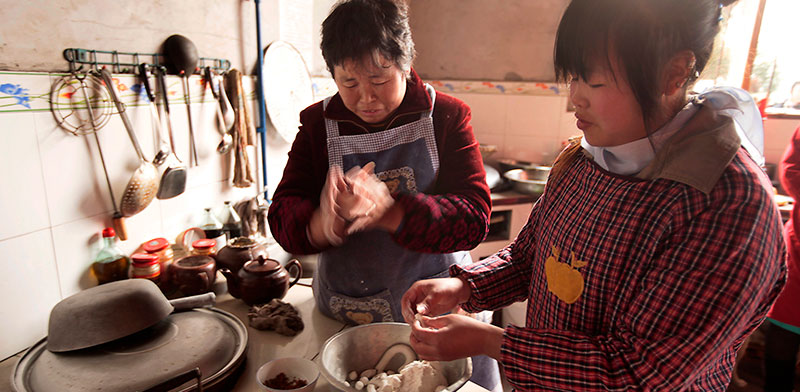 מבשלים בבית במחוז אנחווי שבסין / צילום: Yao Dawei, Associated Press