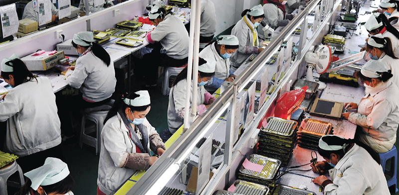 עובדות מכוסות פנים, השבוע במפעל אלקטרוניקה סיני / צילום: Tao Ming, Associated Press