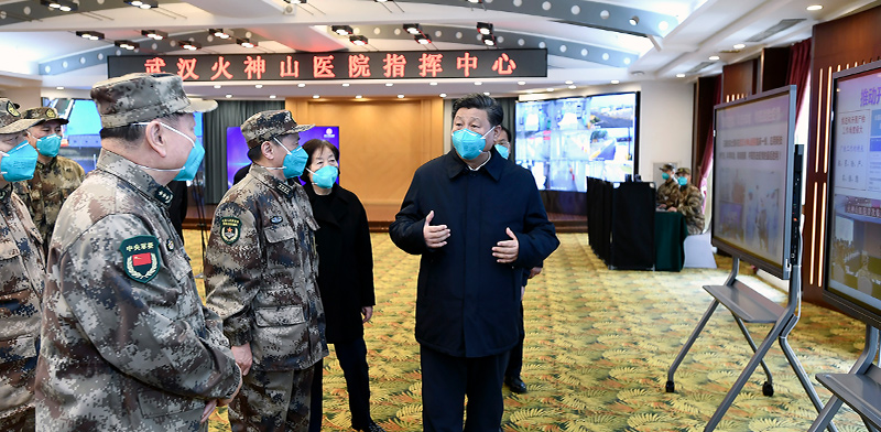 נשיא סין שי מקבל תדרוך על בית החולים Huoshenshan שבמחוז חוביי, מוקד התפרצות הקורונה / צילום: Xie Huanchi/Xinhua, Associated Press