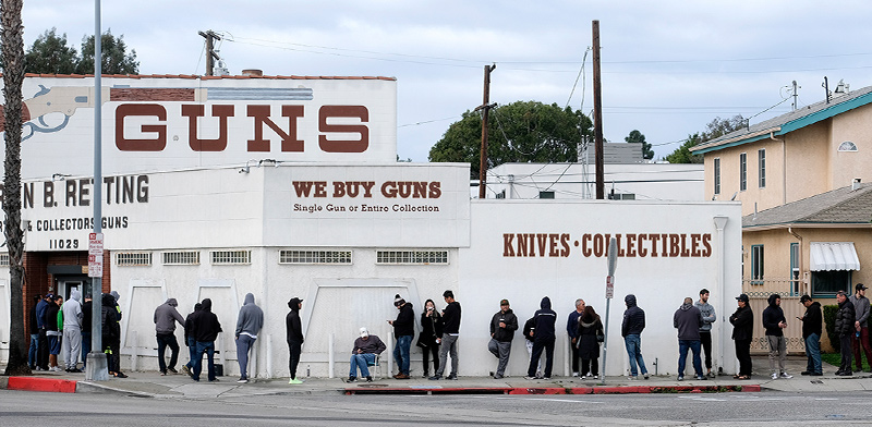 תור ענק לחנות נשק בארה"ב / צילום: Ringo H.W. Chiu, Associated Press