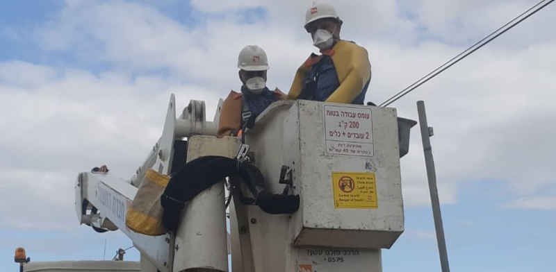 עובדי חברת החשמל ממשיכים לבצע עבודות חיוניות בצל הקורונה / צילום: חברת החשמל ויוסי וייס