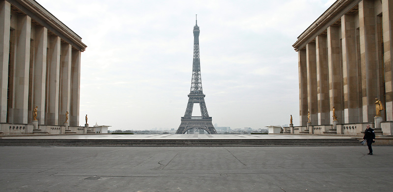 רחבת כיכר טרוקדרו כשברקע מגדל אייפל המפורסם עומדת ריקה מאדם / צילום: hibault Camus, Associated Press