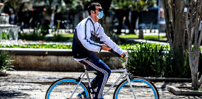 רוכב אופניים עם מסיכת מגן / צילום: שלומי יוסף, גלובס