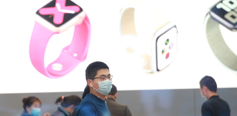חנות של אפל בסין שנפתחה מחדש. החברה נפגעה במכירות המכשירים, אבל צומחת בשירותים   / צילום: רויטרס