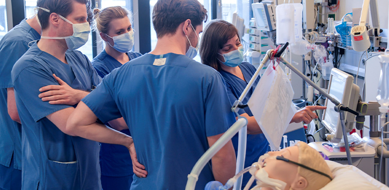 רופאים מקבלים תדרוך על מכונת הנשמה חדשה בבית חולים בהמבורג בגרמניה / צילום: רויטרס
