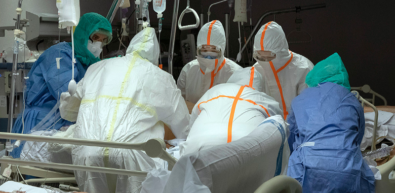 אנשי הצוות הרפואי במחלקת טיפול נמרץ בבית חולים בפדלונה, ברצלונה, מנסים להציל חולי קורונה במצב קשה / צילום: Anna Surinyach, Associated Press