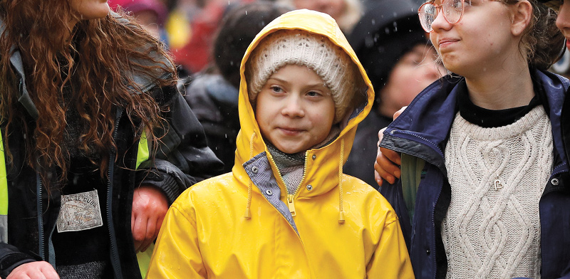 גרטה תונברג מובילה הפגנת צעירים למען האקלים בבריסטול / צילום: Peter Nicholls, רויטרס
