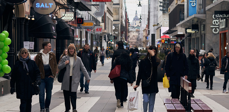 שדרה מרכזית בשטוקהולם, שבדיה. חנויות פתוחות והמון אנשים בחוץ, עסקים כרגיל. / צילום: David Keyton, Associated Press