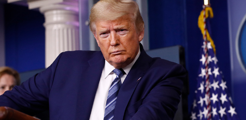 נשיא ארה"ב דונלד טראמפ בבית הלבן בשבוע שעבר. המגפה הגלובלית דווקא הייתה יכולה להיות שעתו היפה / צילום: Patrick Semansky, Associated Press