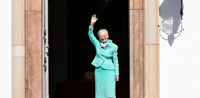 מרגרטה השנייה, מלכת דנמרק, החוגגת את יום הולדתה ה-80 בצל הקורונה, יוצאת לנופף לשלום מפתח ארמונה / צילום: Ritzau Scanpix/Olafur Steinar Gestsson, רויטרס