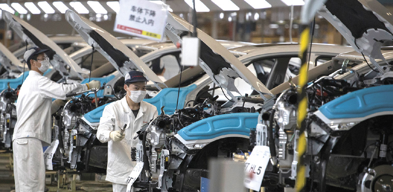 מפעל הונדה בסין. מפעלי המכוניות במדינה חזרו לעבוד, אבל הביקושים עדיין נמוכים / צילום: Ng Han Guan, Associated Press