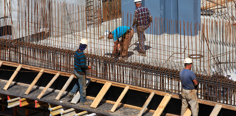 פועלים באתר בניה / צילום: shutterstock, שאטרסטוק