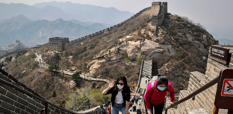 מטיילות עם מסכות בחומה הסינית / צילום: Andy Wong, Associated Press