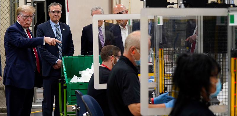 הנשיא טראמפ מבקר במפעל לייצור מסכות בפיניקס, אריזונה ביום שלישי. הביקור במפעל לא כלל מסכה - הנשיא מסרב להן בתוקף / צילום: Evan Vucci, Associated Press