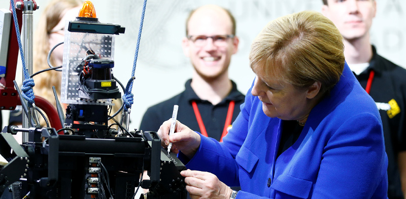 קנצרית גרמניה אנגלה מרקל, עם רובוט באוניברסיטת דרמשטאדט / צילום: RALPH ORLOWSKI, רויטרס