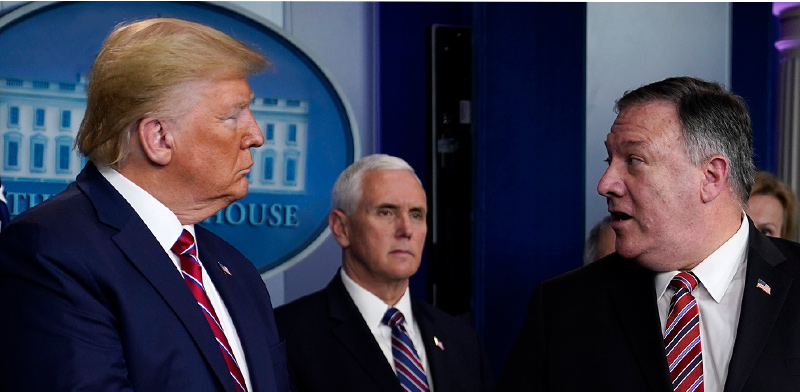 מזכיר המדינה פומפאו (מימין) והנשיא טראמפ (משמאל) בתדרוך בבית הלבן / צילום: Evan Vucci, Associated Press