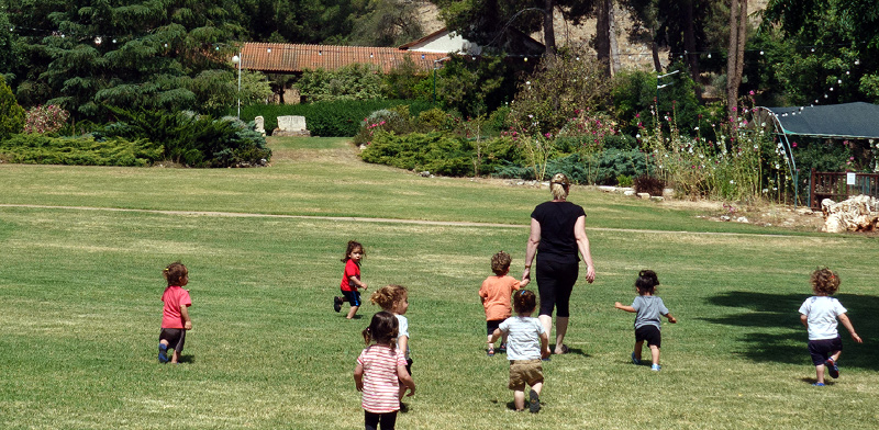 ילדים רצים בקיבוץ / צילום: אייל מרגולין